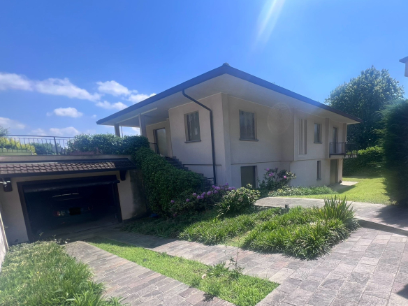 VILLA SINGOLA CON AMPIO GIARDINO