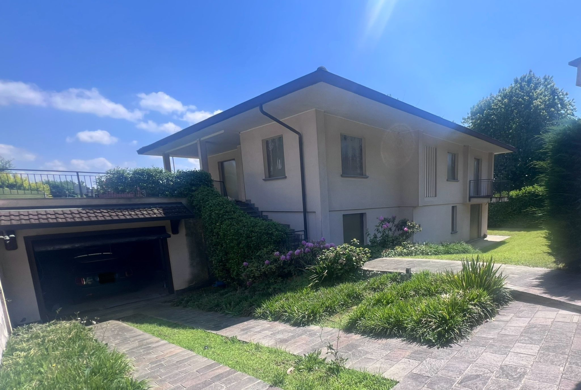 VILLA SINGOLA CON AMPIO GIARDINO