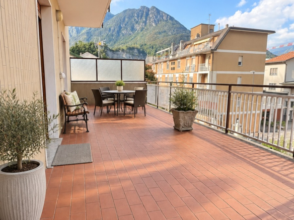 LECCO AMPIO TRILOCALE CON TERRAZZO